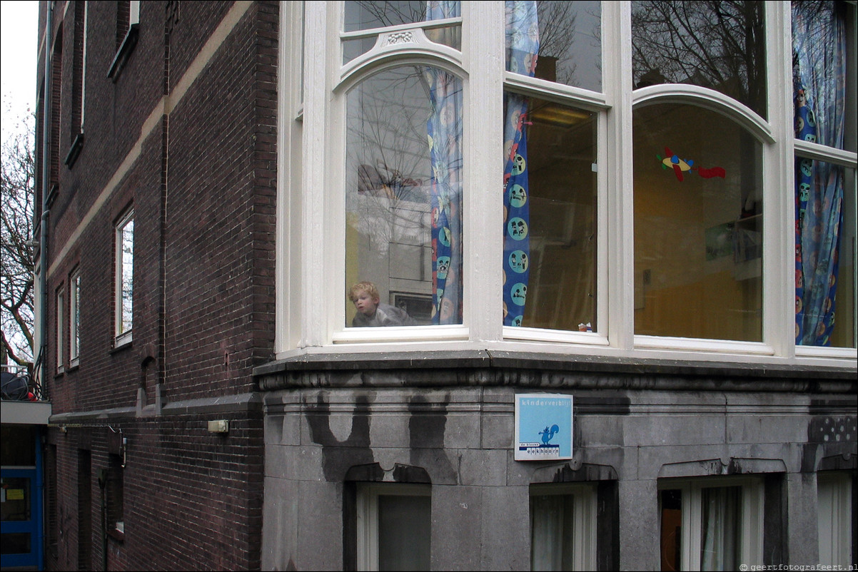 amsterdam straatfotografie meisje kinderdagverblijf