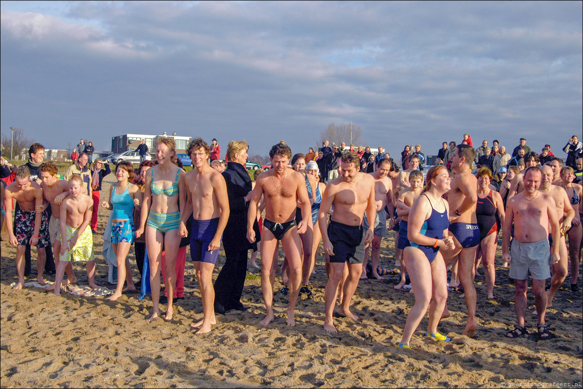 Nieuwjaarsduik Almere Haven surfstrandje