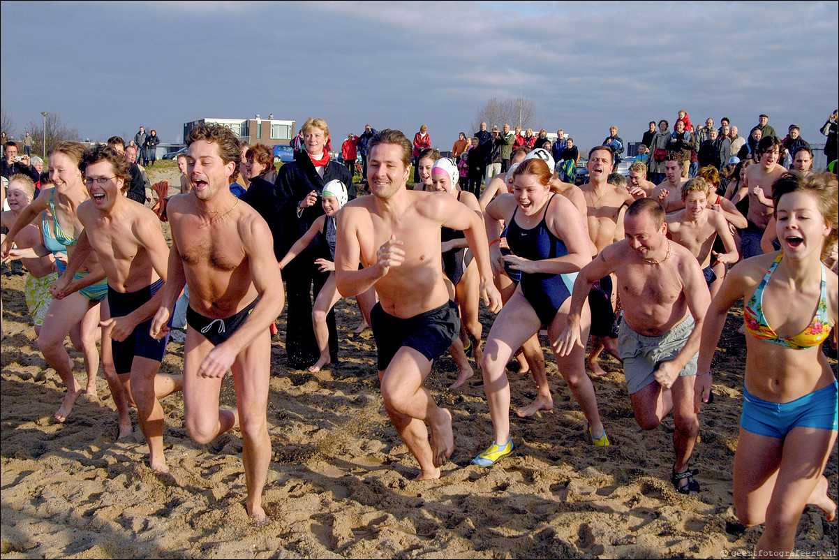 Nieuwjaarsduik Almere Haven surfstrandje