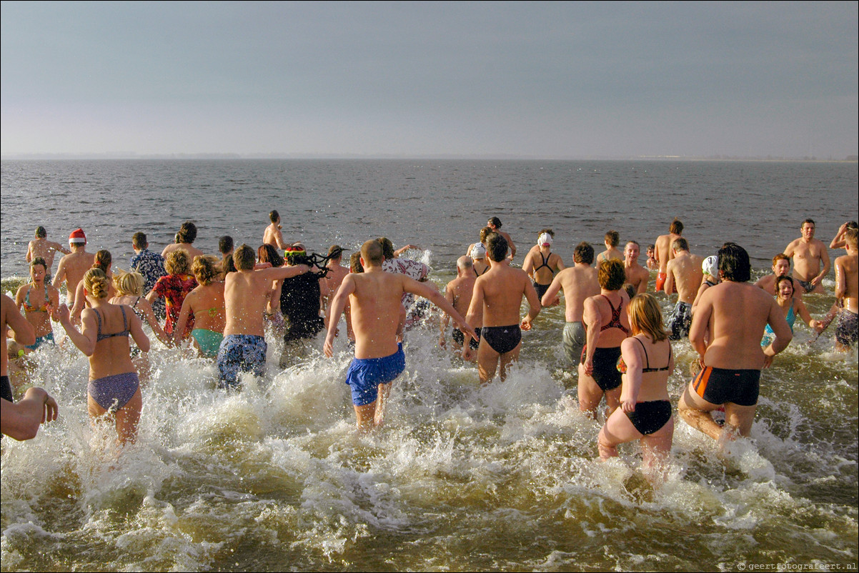 Nieuwjaarsduik Almere Haven surfstrandje