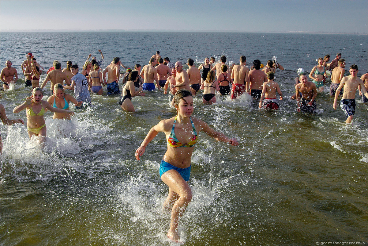 Nieuwjaarsduik Almere Haven surfstrandje