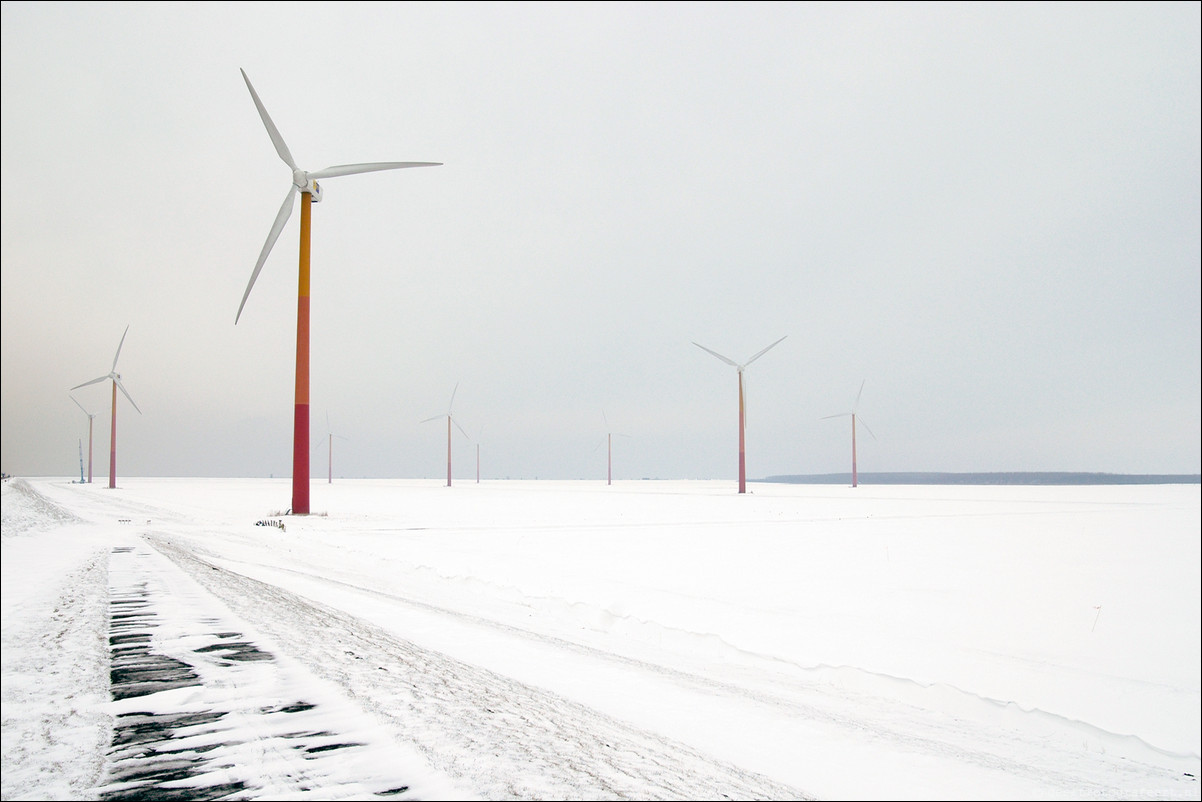 winter poort windwindmolens