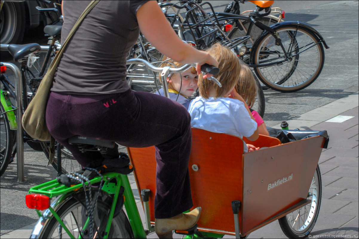 Amsterdam straatfotografie bakfietsen