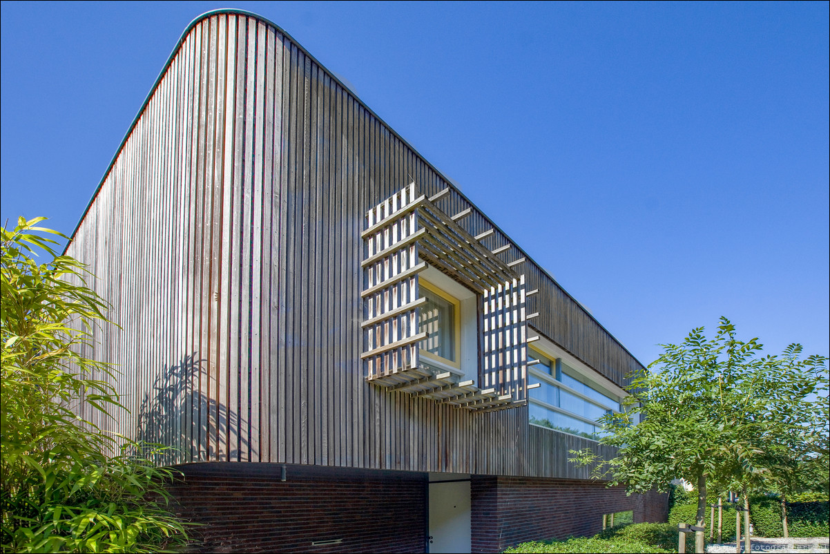 Almere Buiten: Oostvaardersbuurt, Vergulde Draakstraat, het Drakenhuis