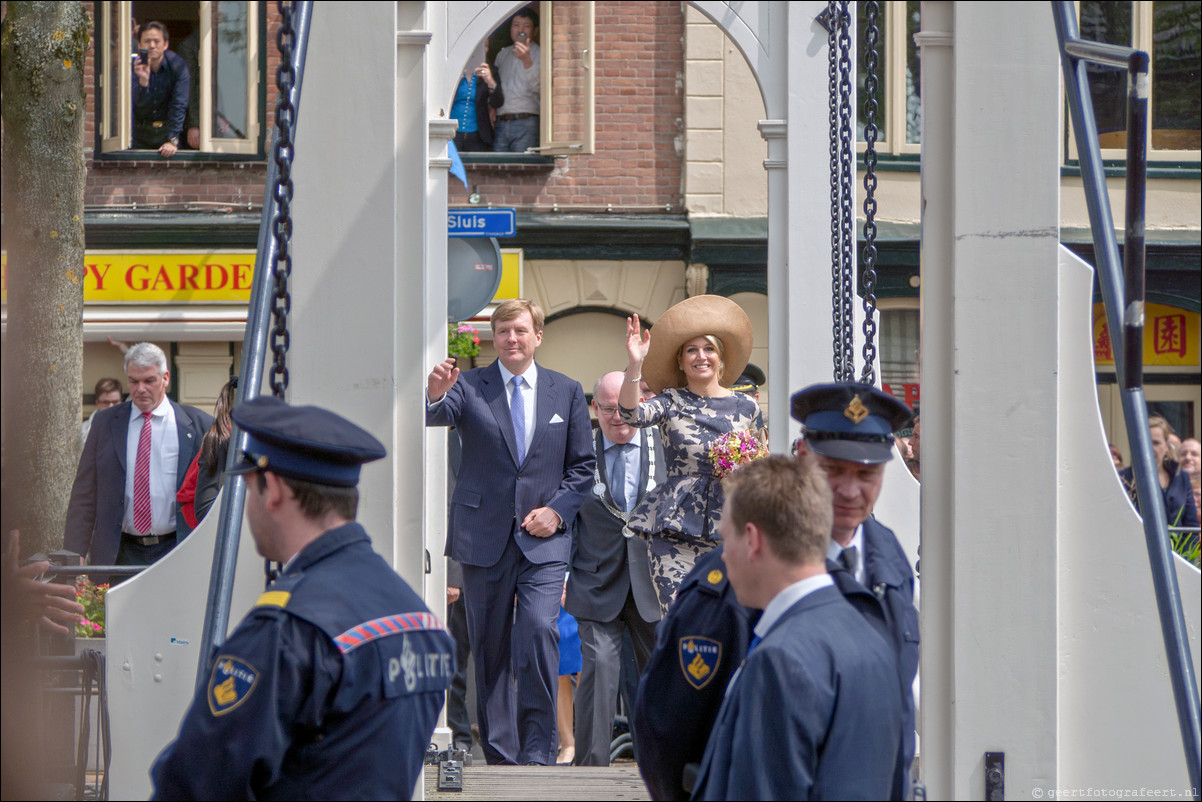 Willem Alexander en Maxima op koningstoer in Vreeswijk