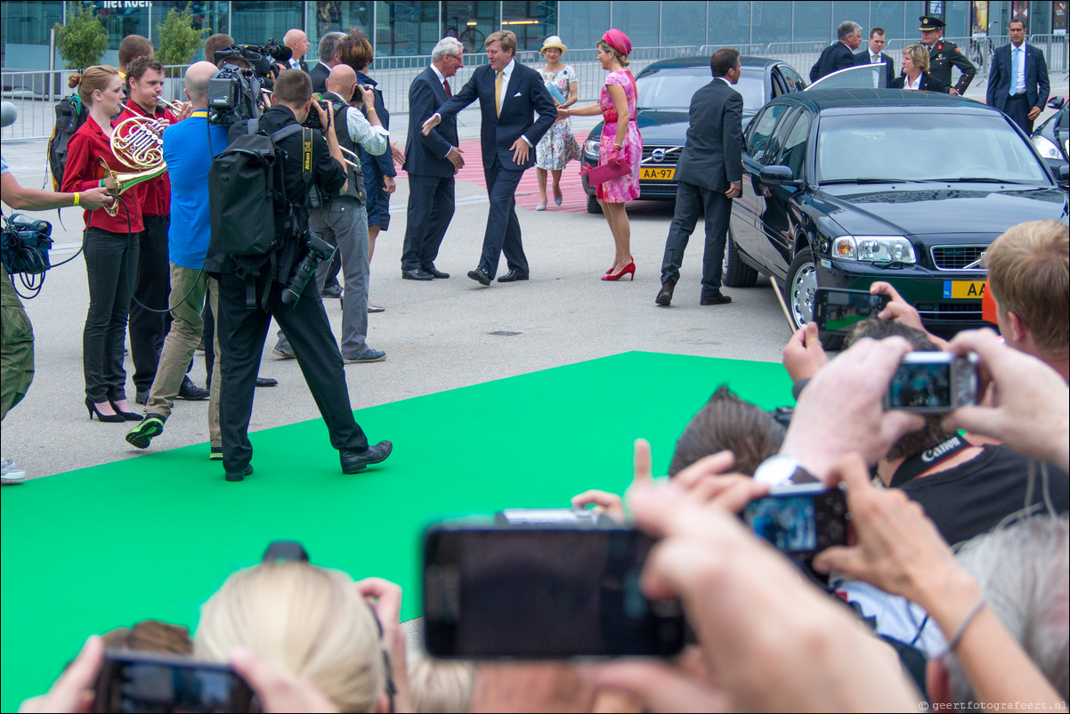 Willem Alexander en Maxima op koningstoer in Almere