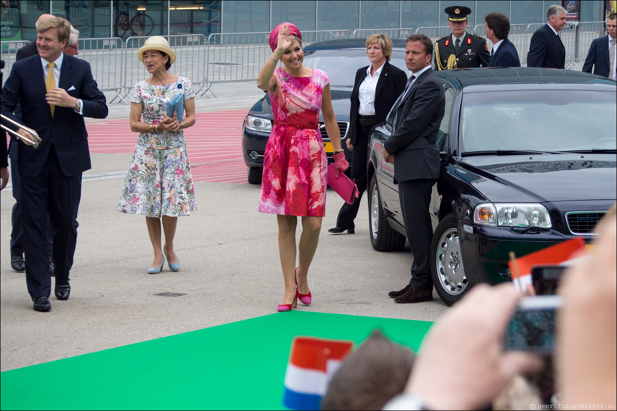 Willem Alexander en Maxima op koningstoer in Almere