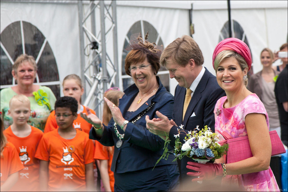 Willem Alexander en Maxima op koningstoer in Almere