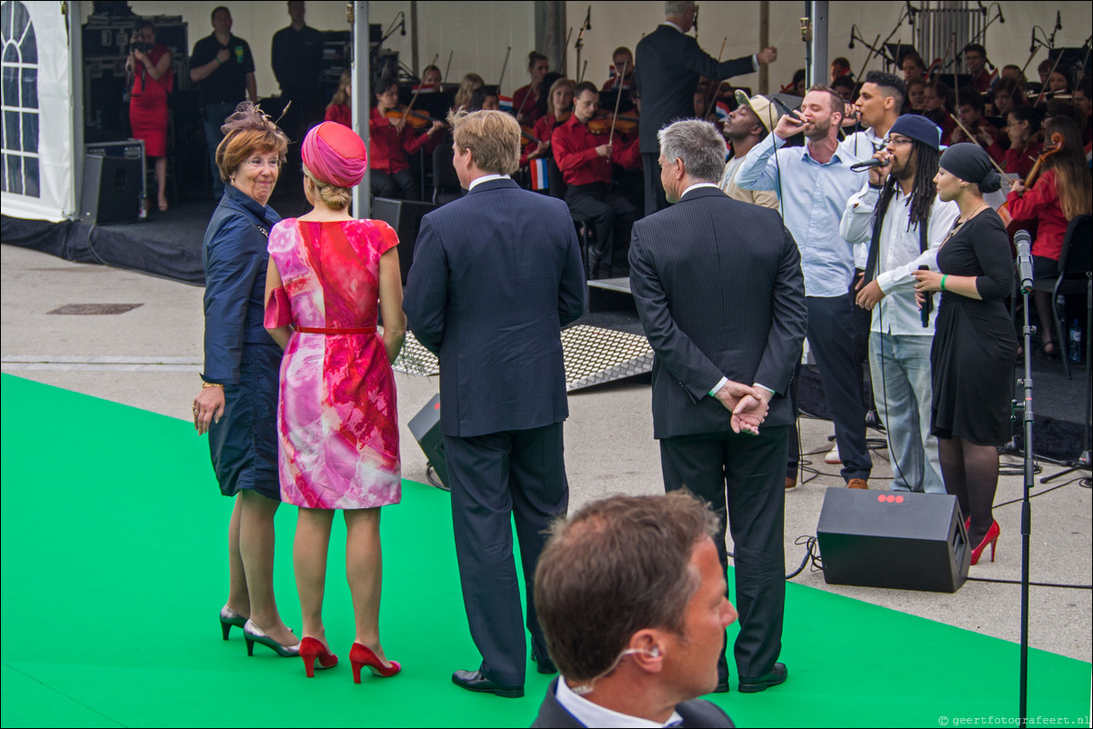 Willem Alexander en Maxima op koningstoer in Almere