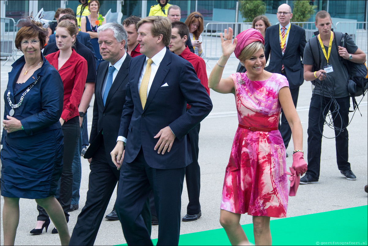 Willem Alexander en Maxima op koningstoer in Almere