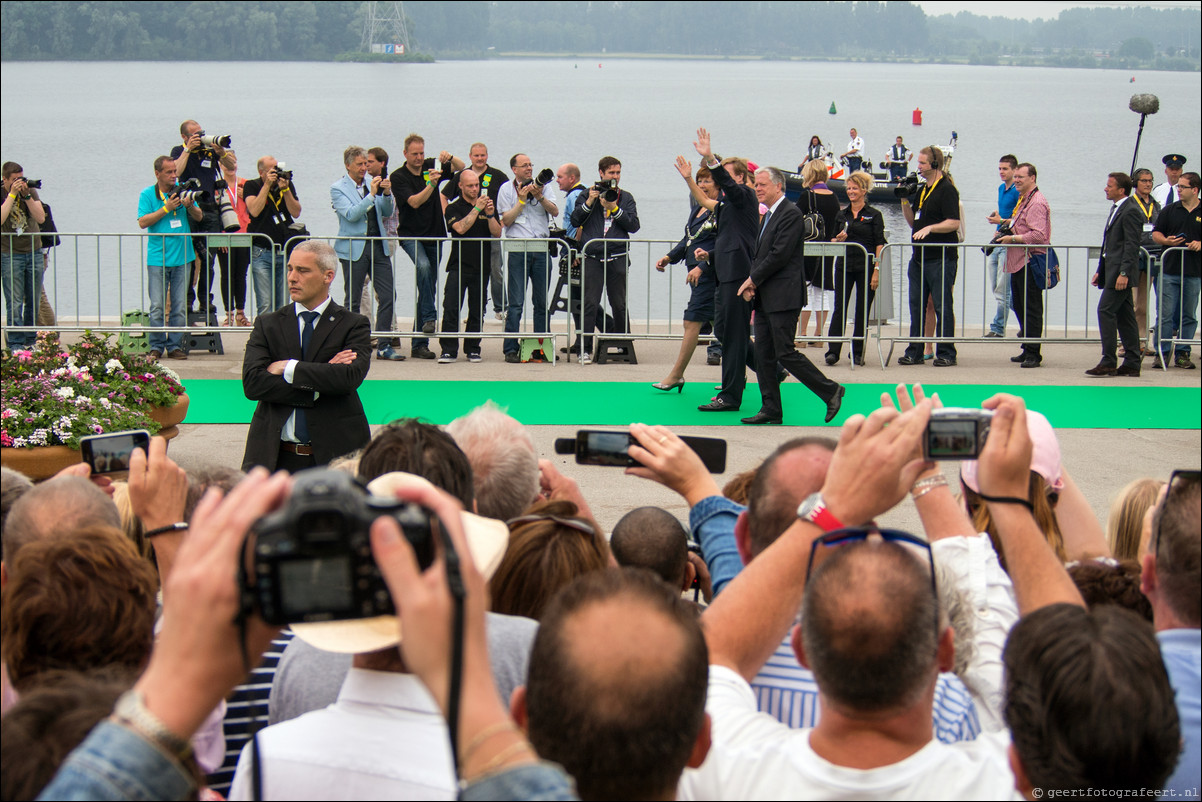 Willem Alexander en Maxima op koningstoer in Almere