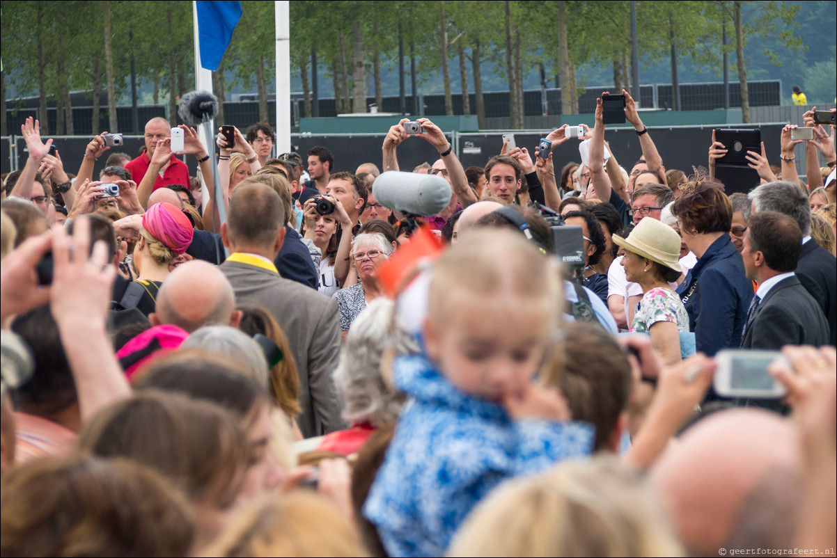 Willem Alexander en Maxima op koningstoer in Almere