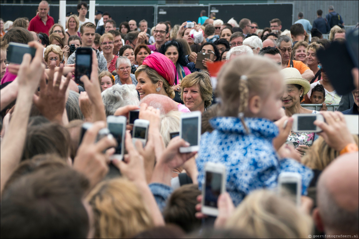 Willem Alexander en Maxima op koningstoer in Almere