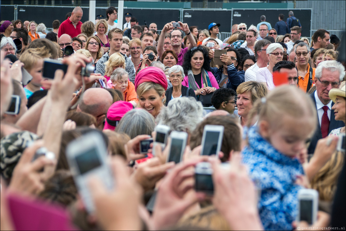 Willem Alexander en Maxima op koningstoer in Almere