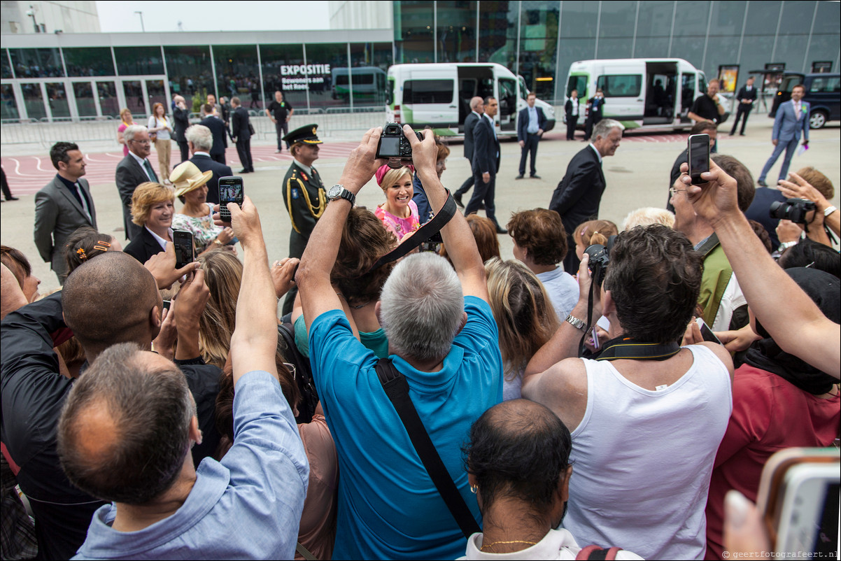 Willem Alexander en Maxima op koningstoer in Almere