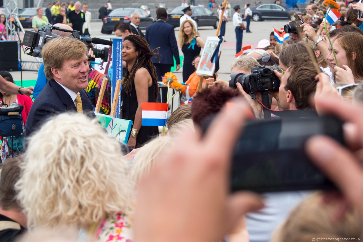 Willem Alexander en Maxima op koningstoer in Almere