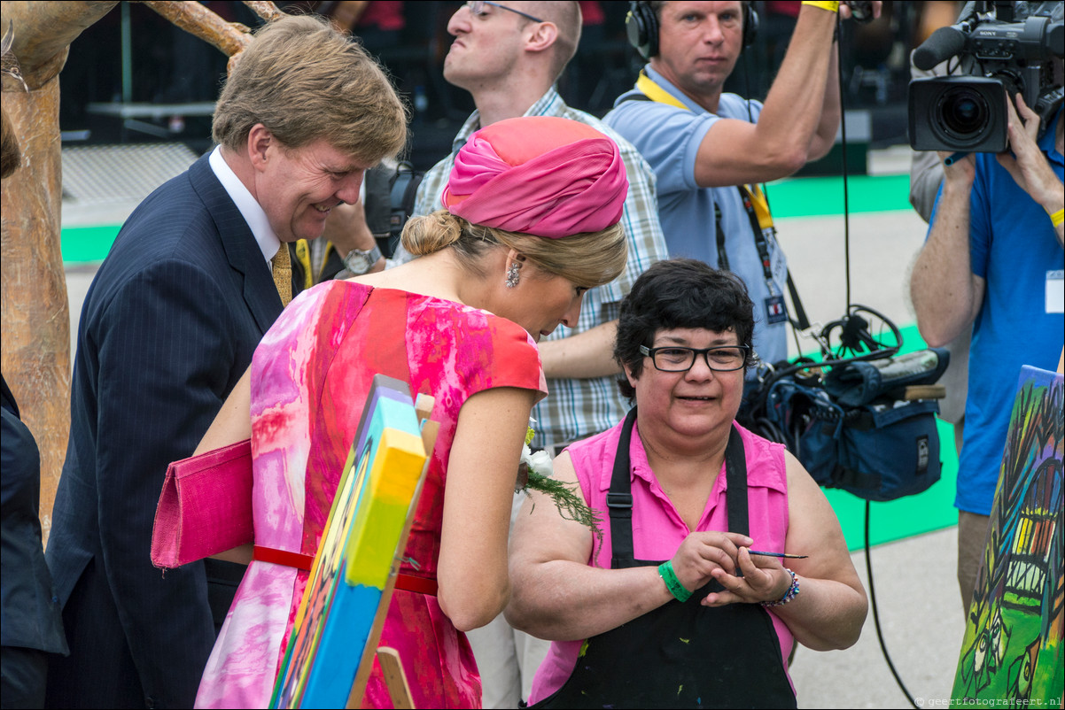 Willem Alexander en Maxima op koningstoer in Almere