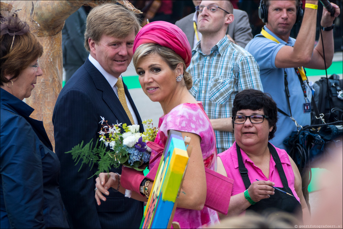 Willem Alexander en Maxima op koningstoer in Almere