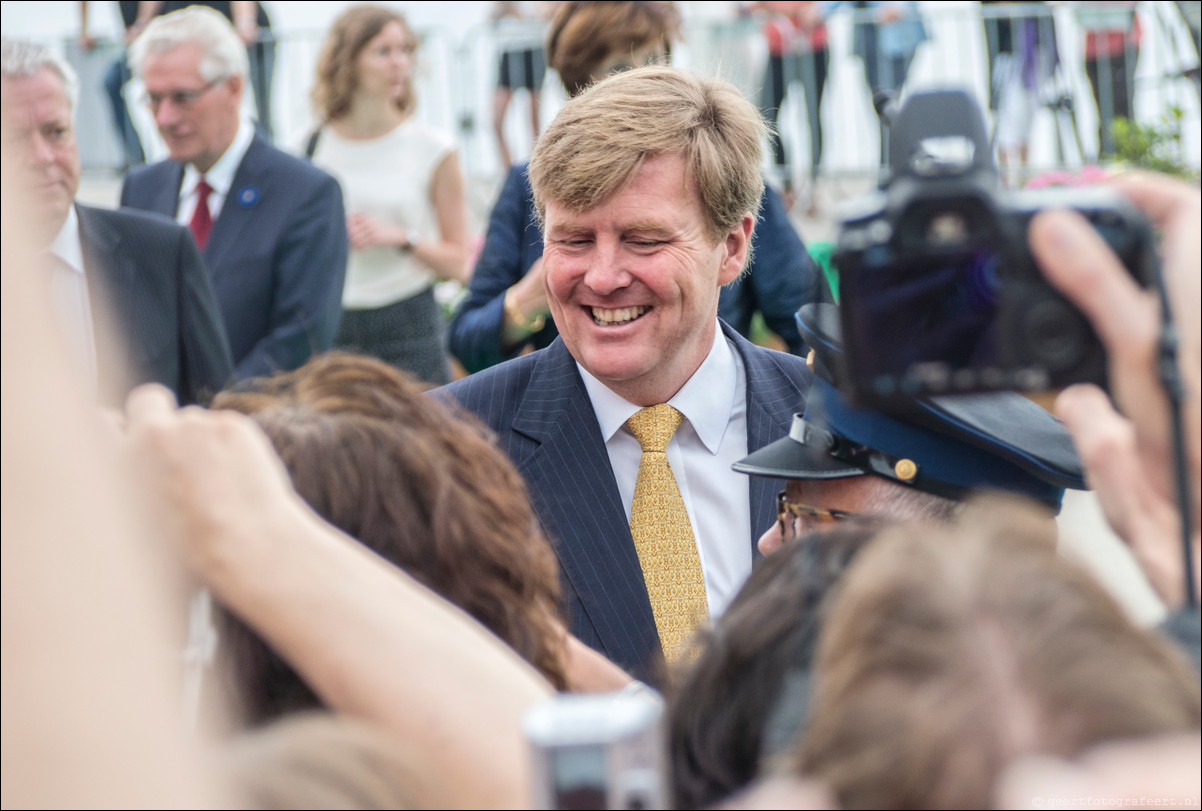 Willem Alexander en Maxima op koningstoer in Almere