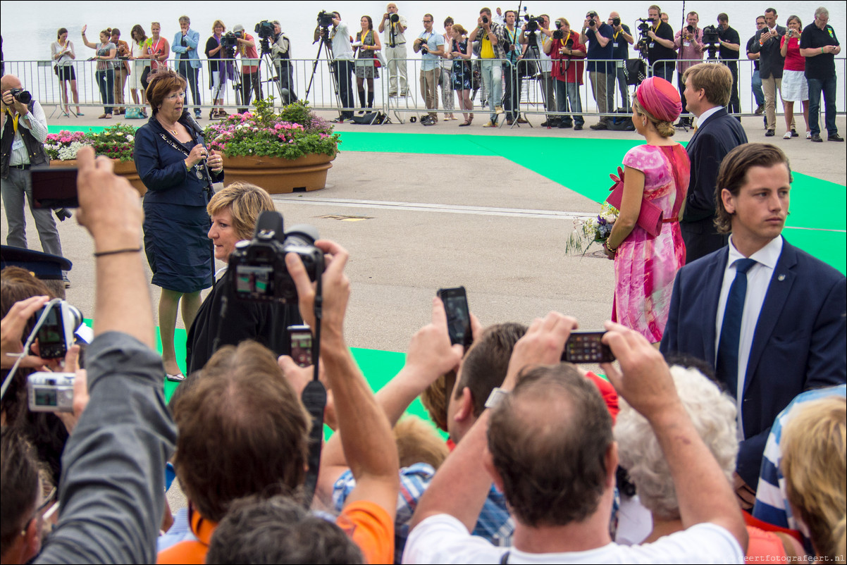 Willem Alexander en Maxima op koningstoer in Almere