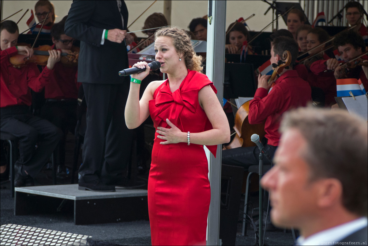 Willem Alexander en Maxima op koningstoer in Almere