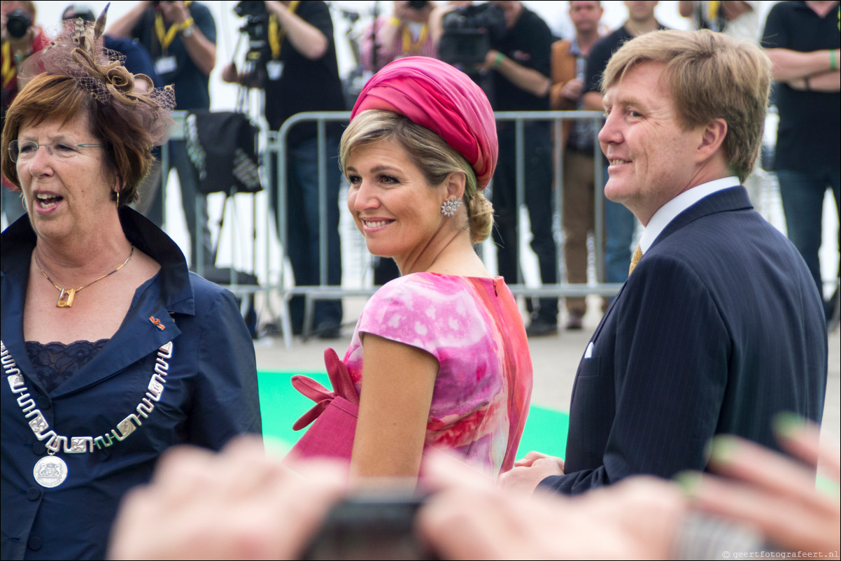 Willem Alexander en Maxima op koningstoer in Almere