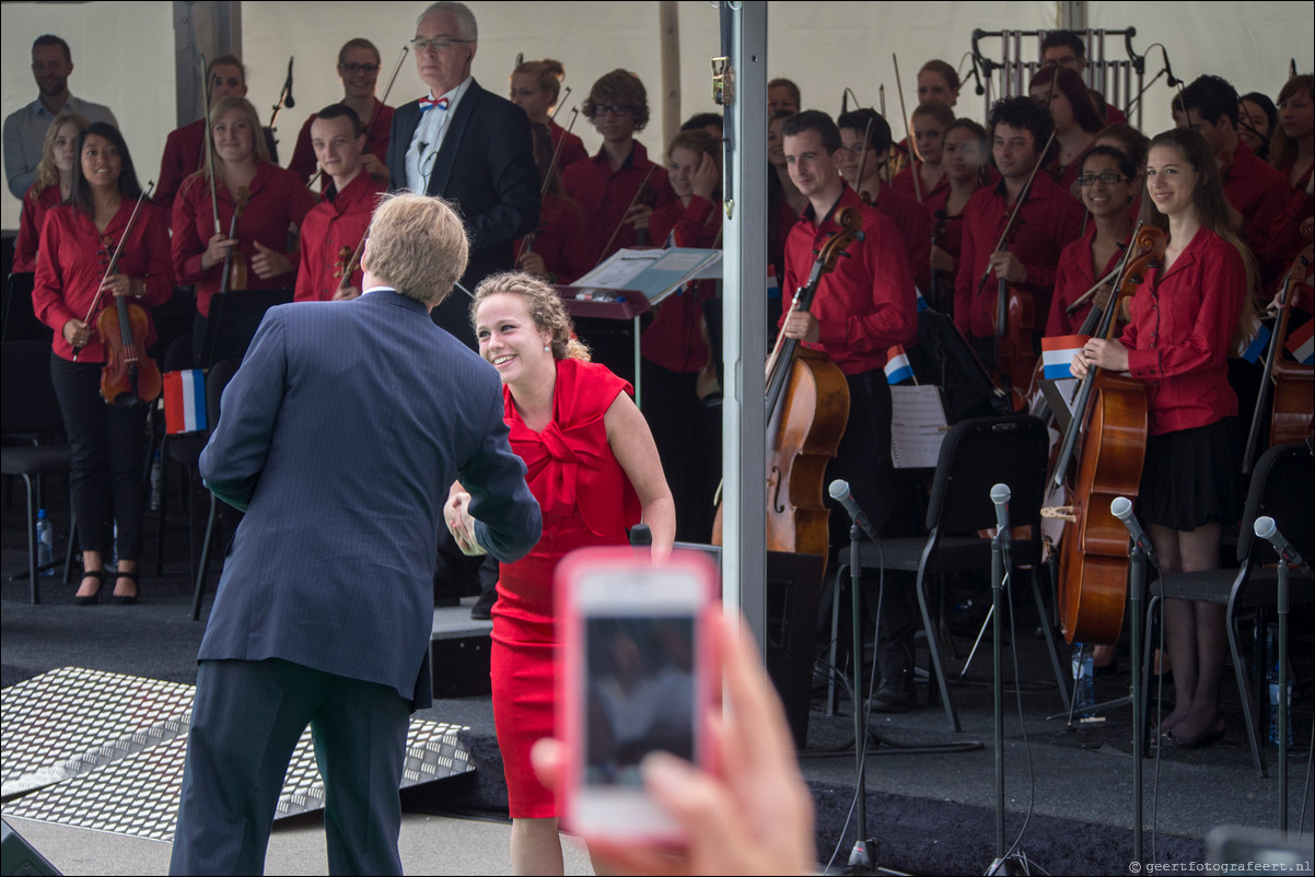 Willem Alexander en Maxima op koningstoer in Almere