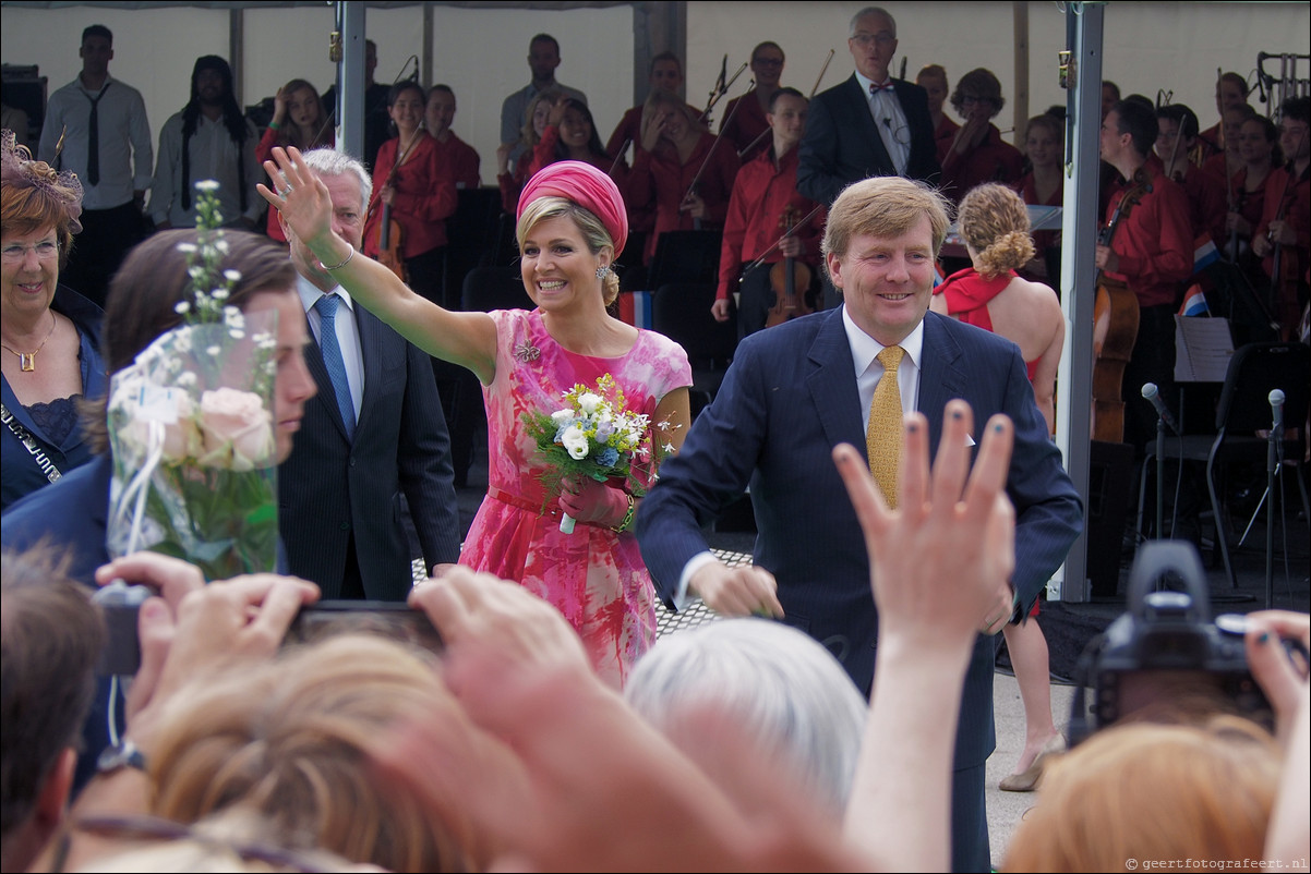 Willem Alexander en Maxima op koningstoer in Almere