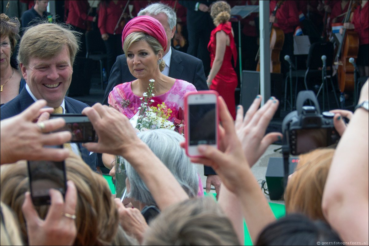 Willem Alexander en Maxima op koningstoer in Almere