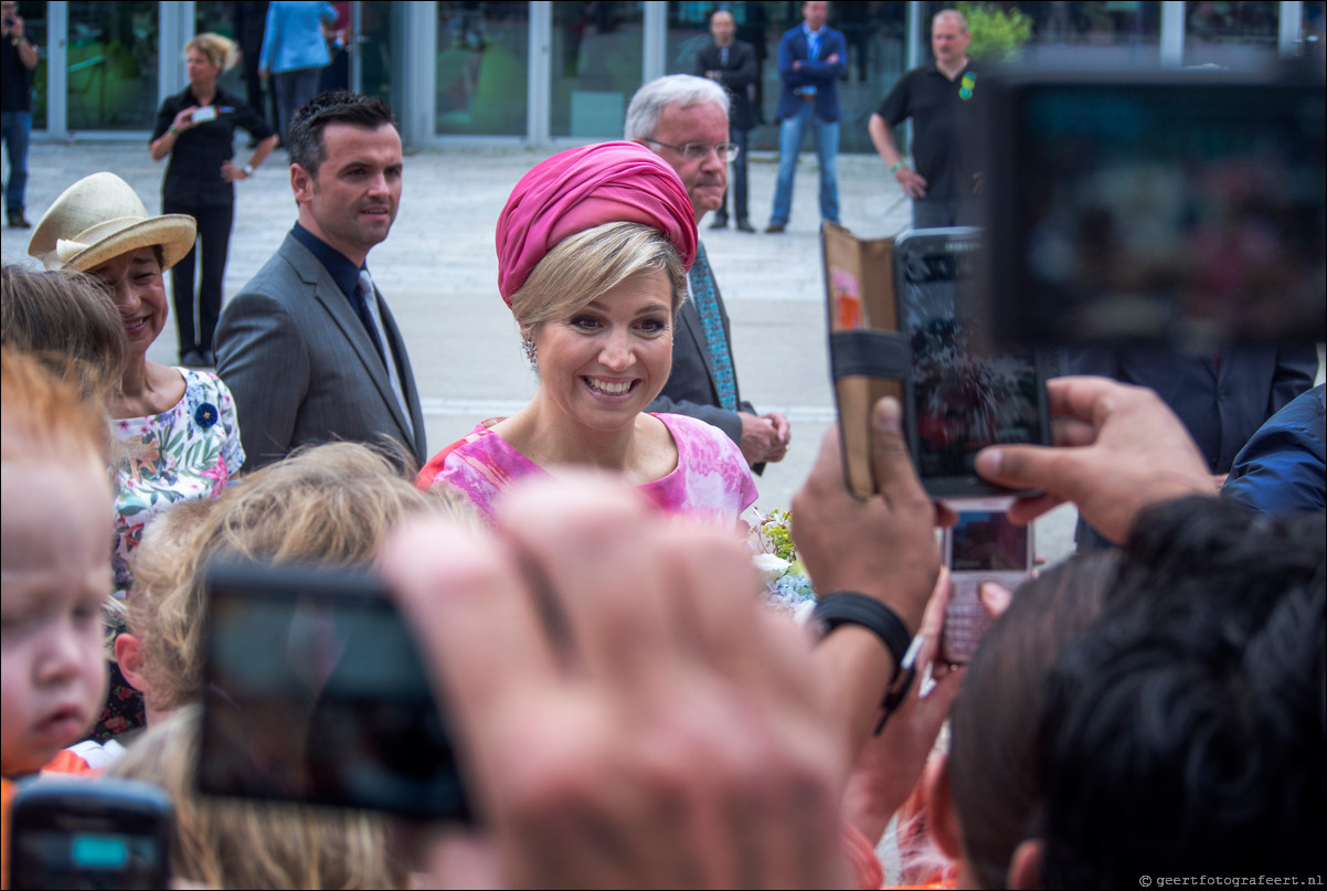 Willem Alexander en Maxima op koningstoer in Almere