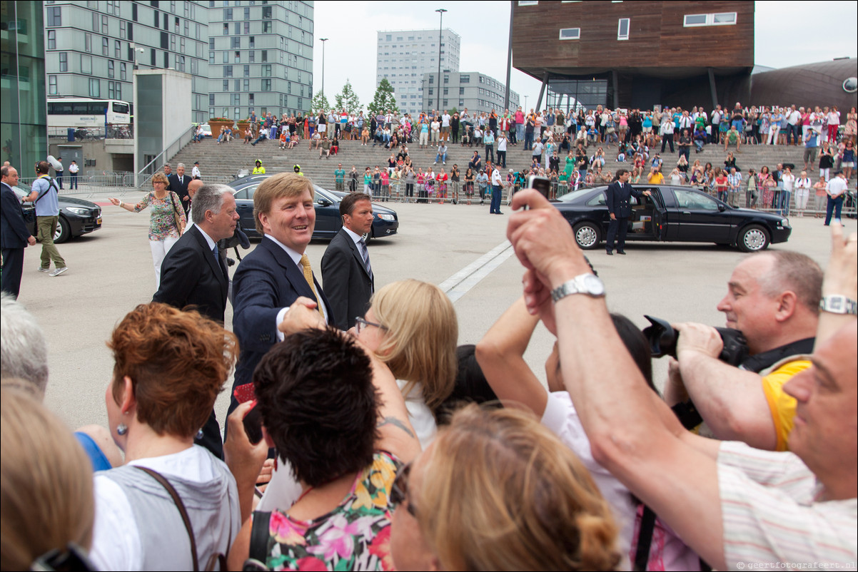 Willem Alexander en Maxima op koningstoer in Almere