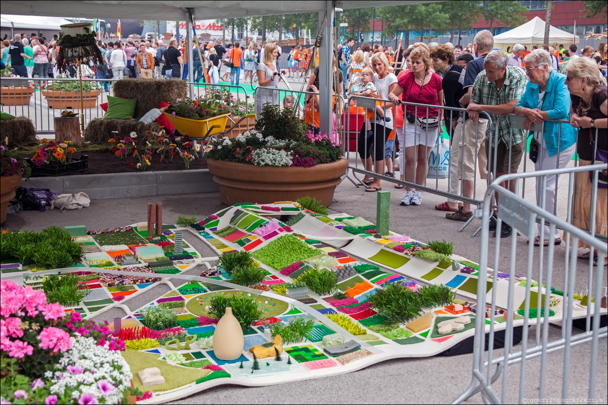 Willem Alexander en Maxima op koningstoer in Almere