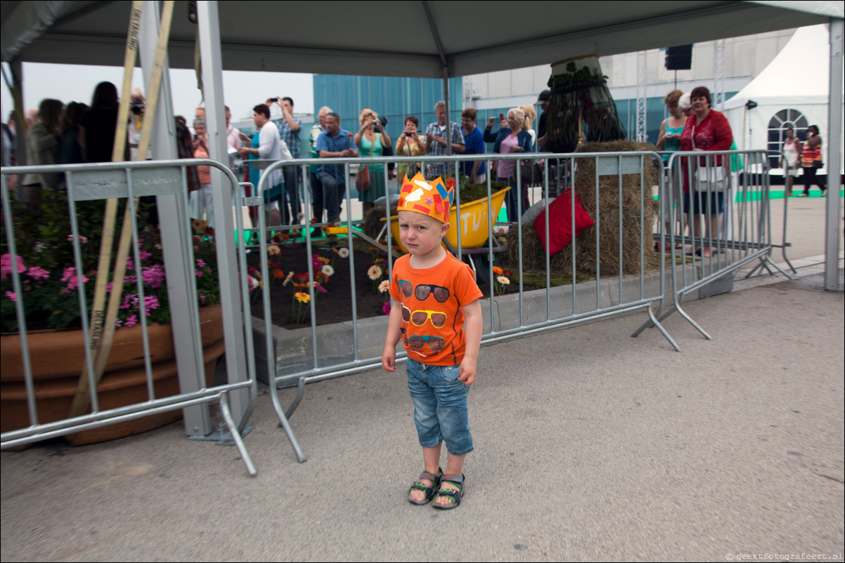 Willem Alexander en Maxima op koningstoer in Almere