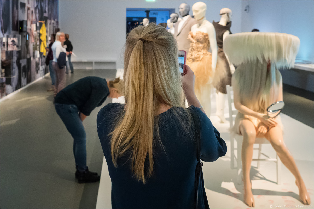 Haar! Menselijk haar in mode en kunst. Centraal Museum, Utrecht